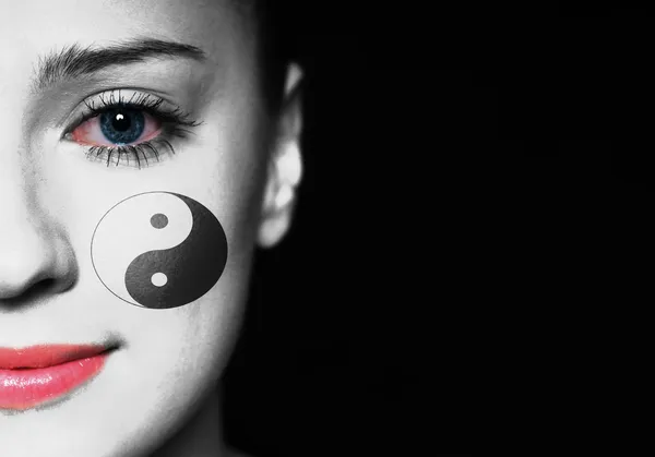 Ying Yang símbolo pintado no rosto da mulher — Fotografia de Stock