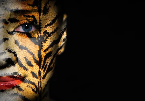 Nő arcát tigris csíkos mintával — Stock Fotó