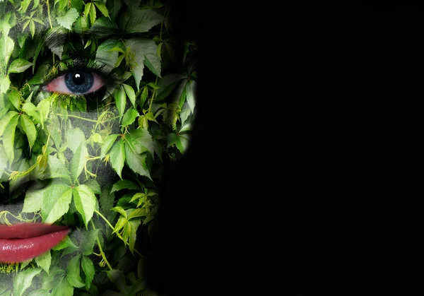Frauengesicht mit grünem Blättermuster bedeckt. — Stockfoto