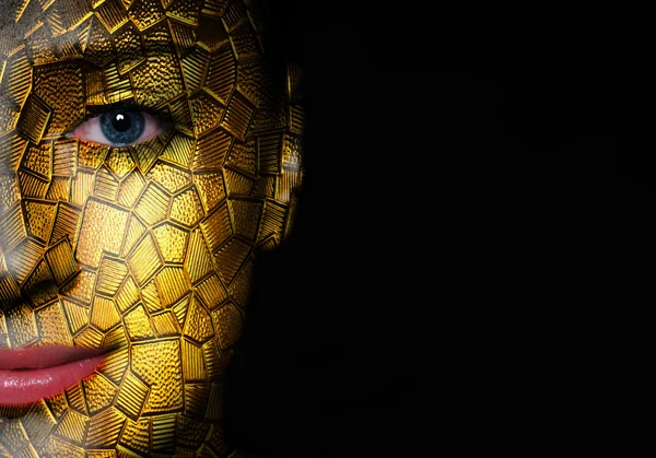 Eine glänzende Glasstruktur mit Mosaikfliesen über dem Gesicht der Frau — Stockfoto