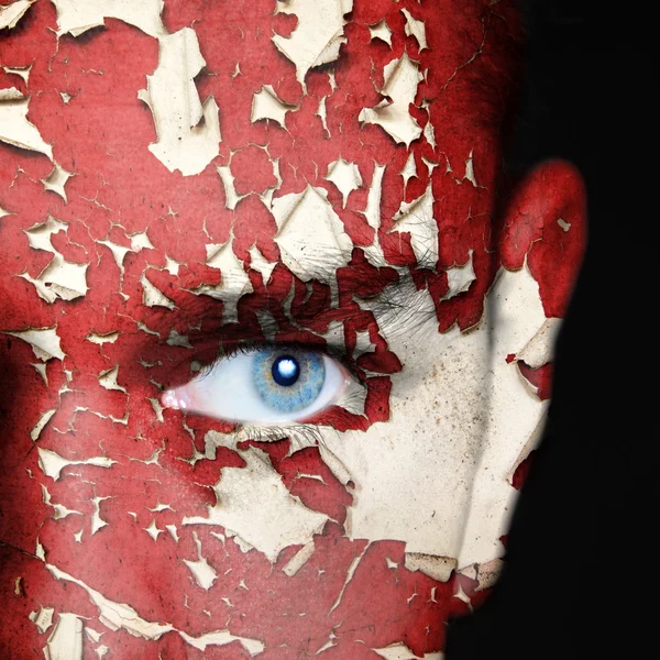 Разбитая краска на лице человека — стоковое фото