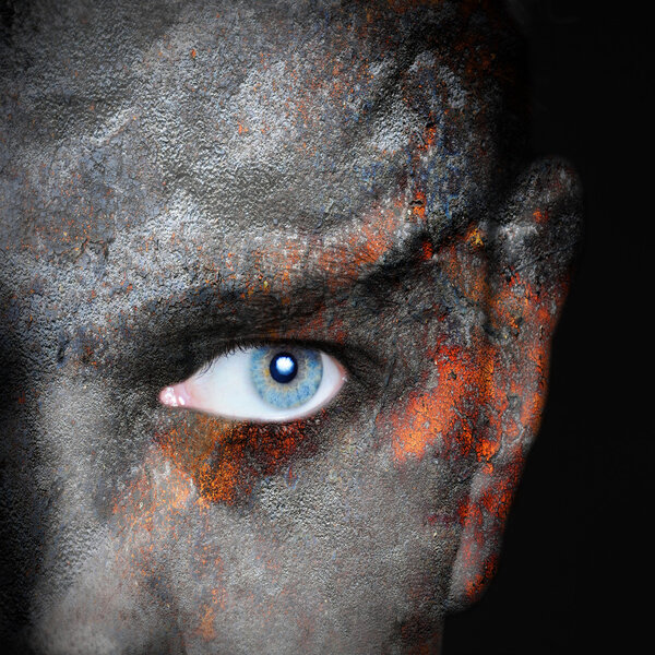 Старая ржавая металлическая пластина на лице человека
