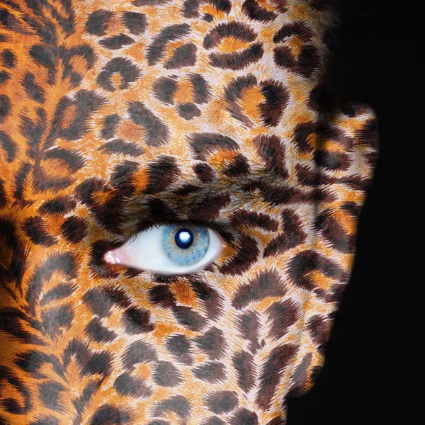 Padrão de leopardo no rosto — Fotografia de Stock