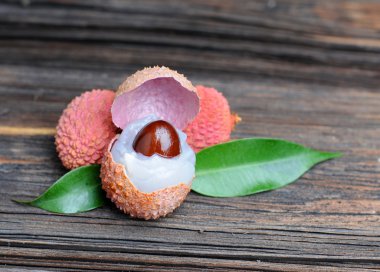 lychi ahşap bir masa üzerinde yaprakları ile.