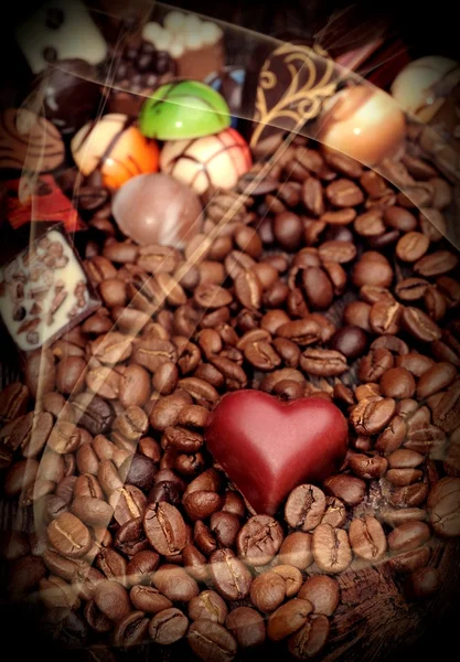 Heiße Kaffeekörner und Bonbons — Stockfoto