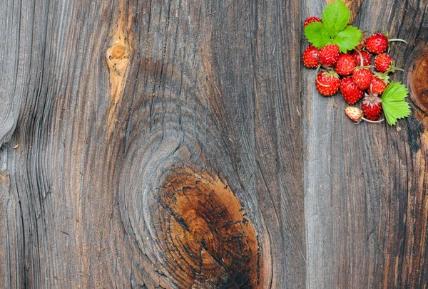 木製の背景に野生のイチゴ — ストック写真