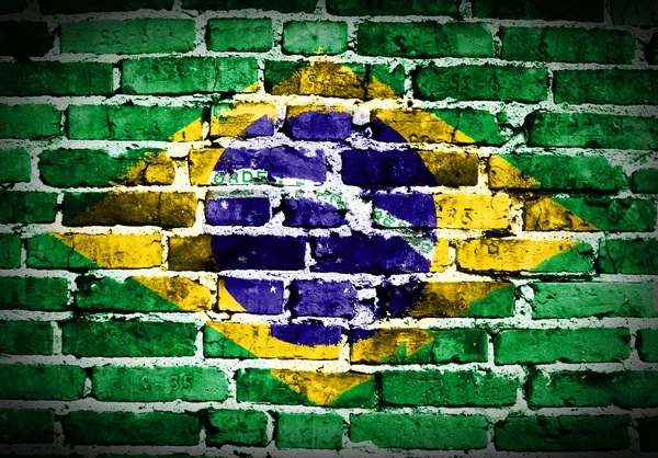 Brasilianische Flagge an alter Backsteinmauer — Stockfoto