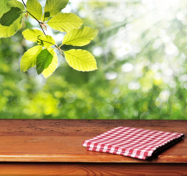 Lege houten tafel klaar voor uw fotomontage — Stockfoto