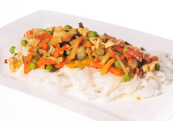 Buckwheat noodles with chicken and vegetables — Stock Photo, Image