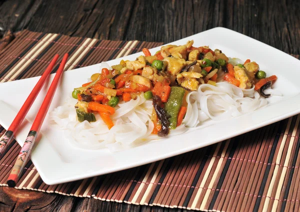 Chinese noodles with vegetables and chicken — Stock Photo, Image