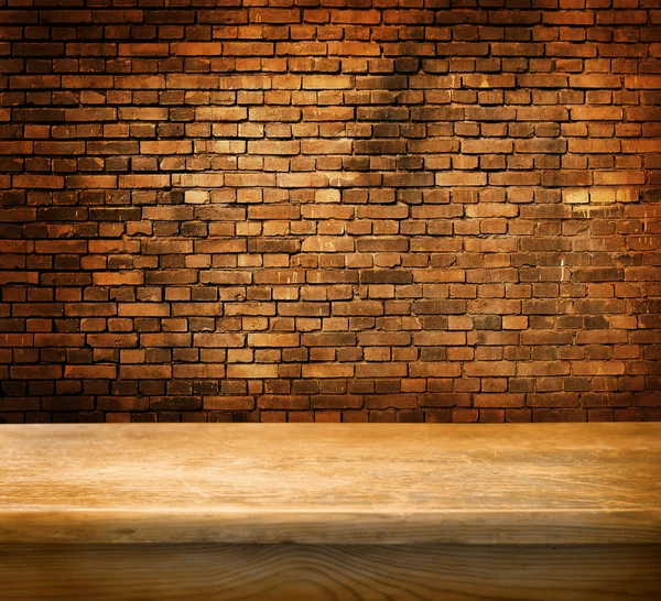 Mesa vacía y pared de ladrillo viejo en el fondo — Foto de Stock