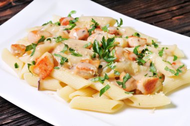 peynir penne makarna tavuk ve mantar ile