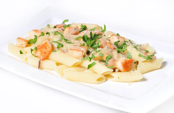 Pasta de queso Penne con pollo y champiñones — Foto de Stock