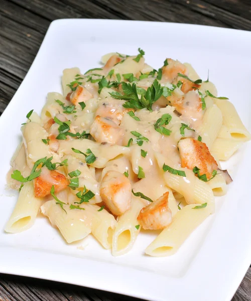 Pasta de queso Penne con pollo y champiñones — Foto de Stock