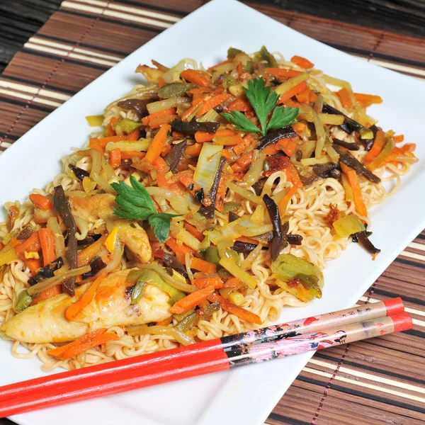 Chinese noodles with vegetables and chicken — Stock Photo, Image