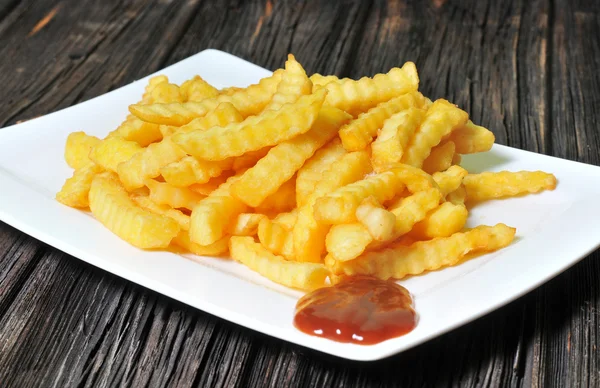 Batatas fritas com molho de churrasco — Fotografia de Stock