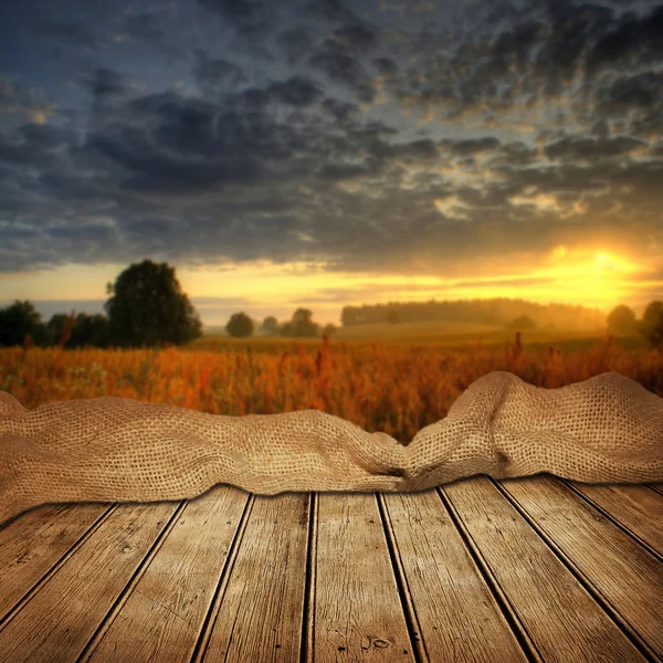 Masă goală din lemn și peisaj defocalizat de apus de soare — Fotografie, imagine de stoc