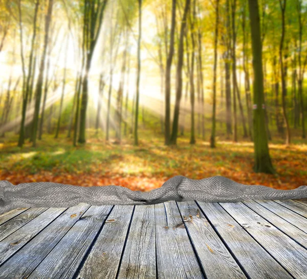 Pusty Stół drewniany i zielony las — Zdjęcie stockowe