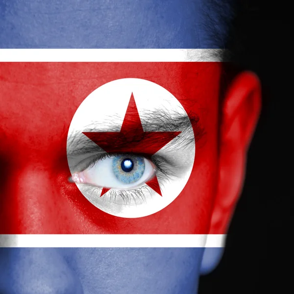 Noord-korea vlag geschilderd op menselijk gezicht — Stockfoto