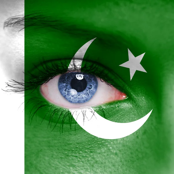 女性の顔に描かれたパキスタンの旗 — ストック写真