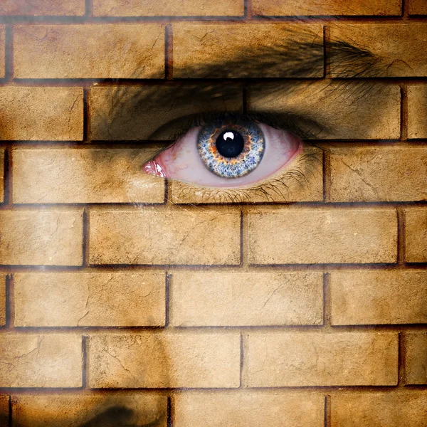 Parede de tijolo no rosto do homem — Fotografia de Stock