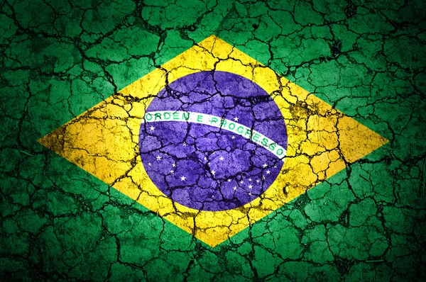 Brazília zászló a repedt earthbackground — Stock Fotó