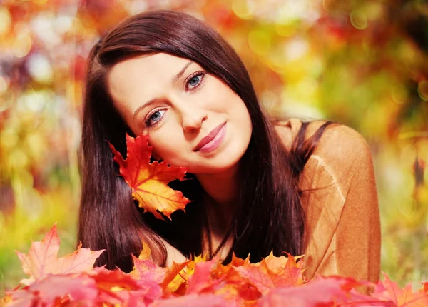 Hermosa mujer elegante en el parque de otoño — Foto de Stock