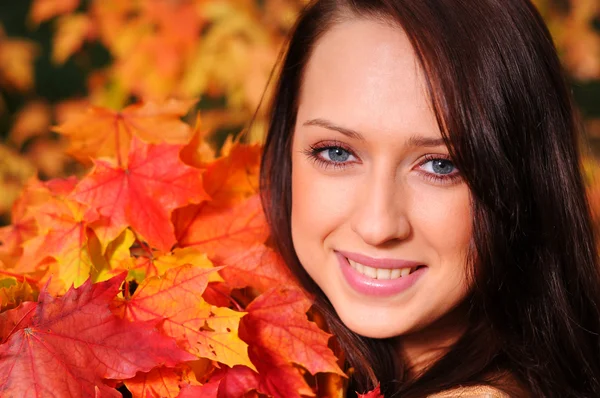 Hermosa mujer elegante en el parque de otoño — Foto de Stock