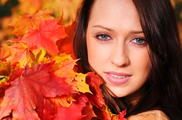 Belle femme élégante dans le parc d'automne — Photo