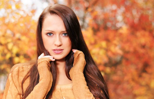 Bella donna elegante nel parco di autunno — Foto Stock