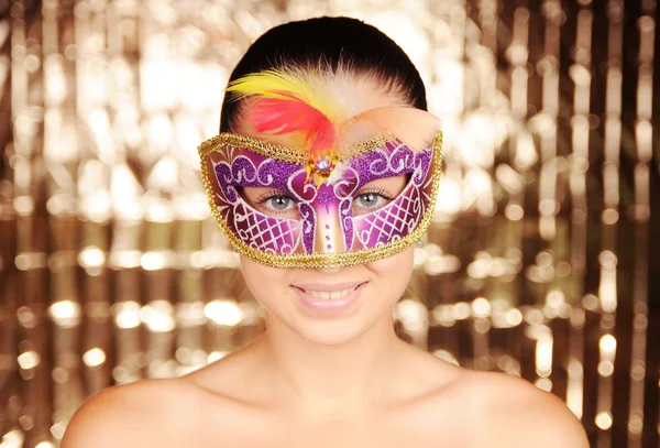 Bella giovane donna in maschera di carnevale — Foto Stock