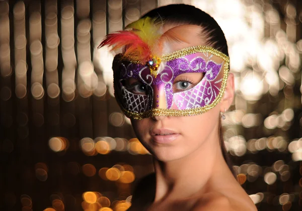 Belle jeune femme en masque de carnaval — Photo