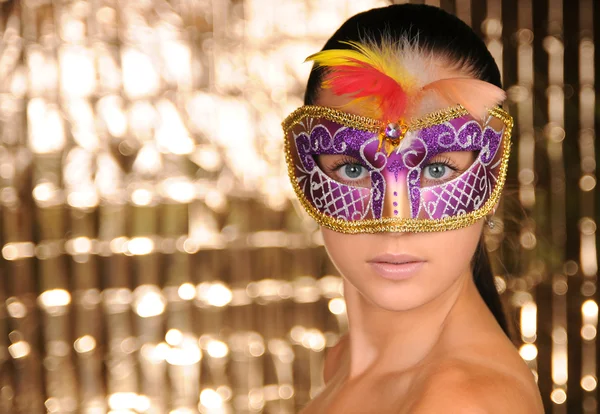 Vacker ung kvinna i carnival mask — Stockfoto