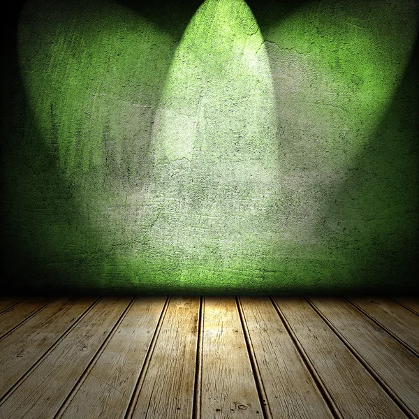 Трехместный номер со старым деревянным полом и зелеными стенами — стоковое фото