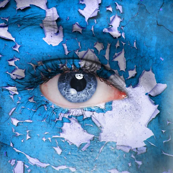 Peinture fissurée bleue sur le visage de la femme — Photo