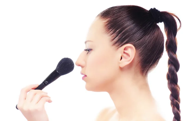 Porträtt av ung vacker kvinna med borste för make-up — Stockfoto