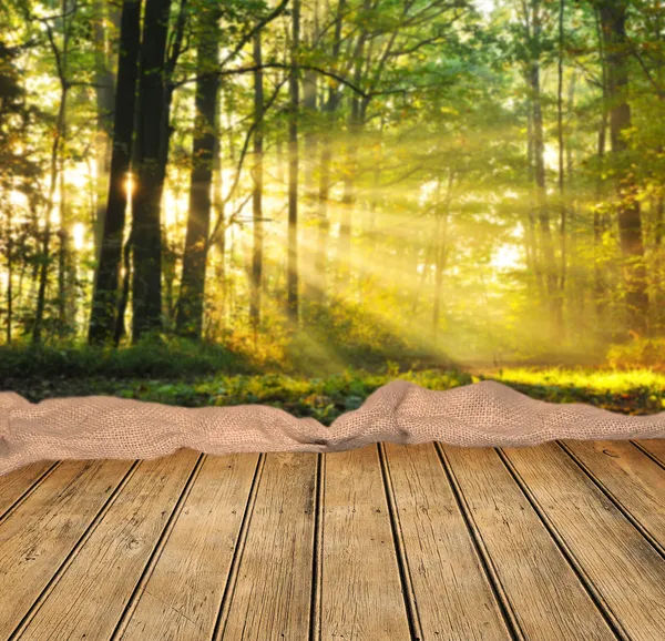 Boş tahta masa ve yeşil orman — Stok fotoğraf