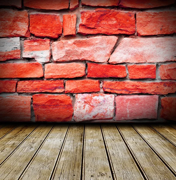 Habitación vacía, pared de ladrillo rojo, suelo de madera — Foto de Stock