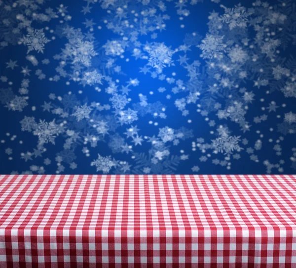 Пустой клетчатый стол и синий зимний фон — стоковое фото