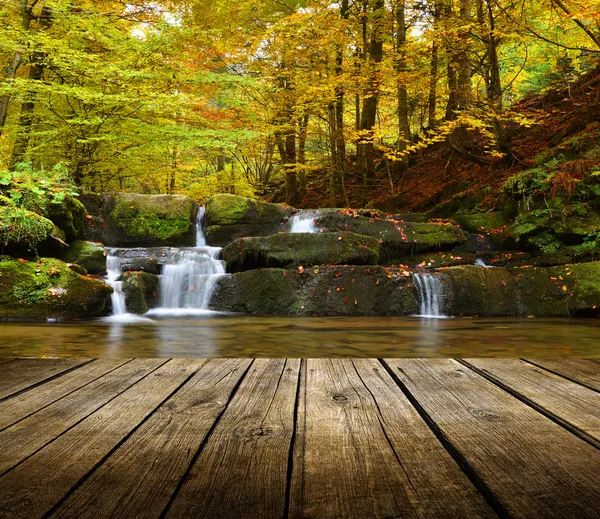 Autunno cascata sfondo con tavolo vuoto — Foto Stock