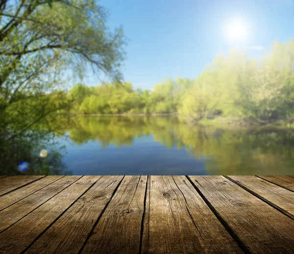 Fondo del lago de primavera con mesa vacía — Foto de Stock