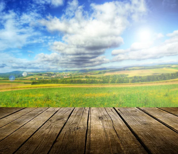 Mesa de cubierta de madera vacía con paisaje de verano — Foto de Stock