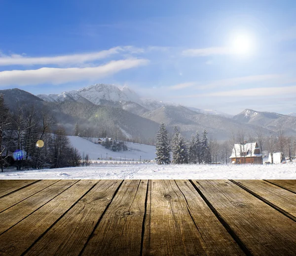Kış arkaplanı olan boş tahta güverte masası