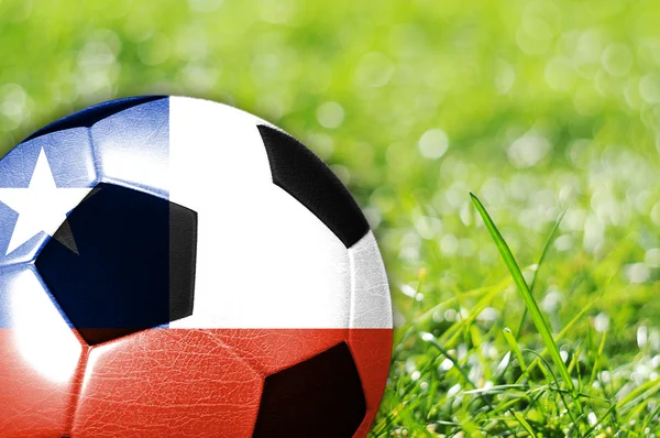 Футбольный мяч с флагом Чили — стоковое фото