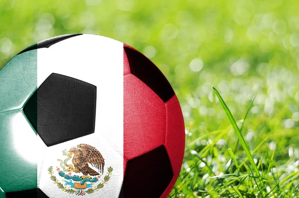 Balón de fútbol con bandera de México — Foto de Stock
