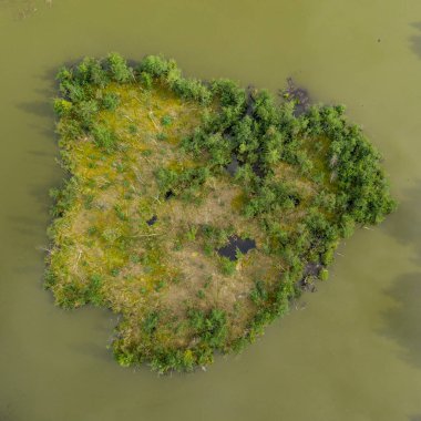 Göldeki küçük adanın insansız hava aracı görüntüsü.