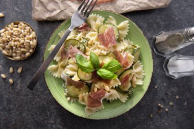 Kabaklı, jambonlu, grana padano peynirli ve çam fıstıklı lezzetli farfalle makarnası.