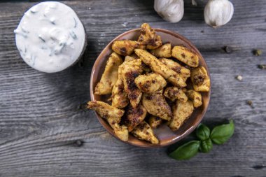 Baharatlı kızarmış et, jiroskop stili.