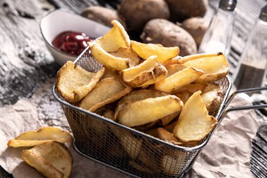 Lezzetli ev yapımı patatesler yakın mesafede.