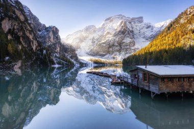 Braies gölünde güzel bir sonbahar sabahı 